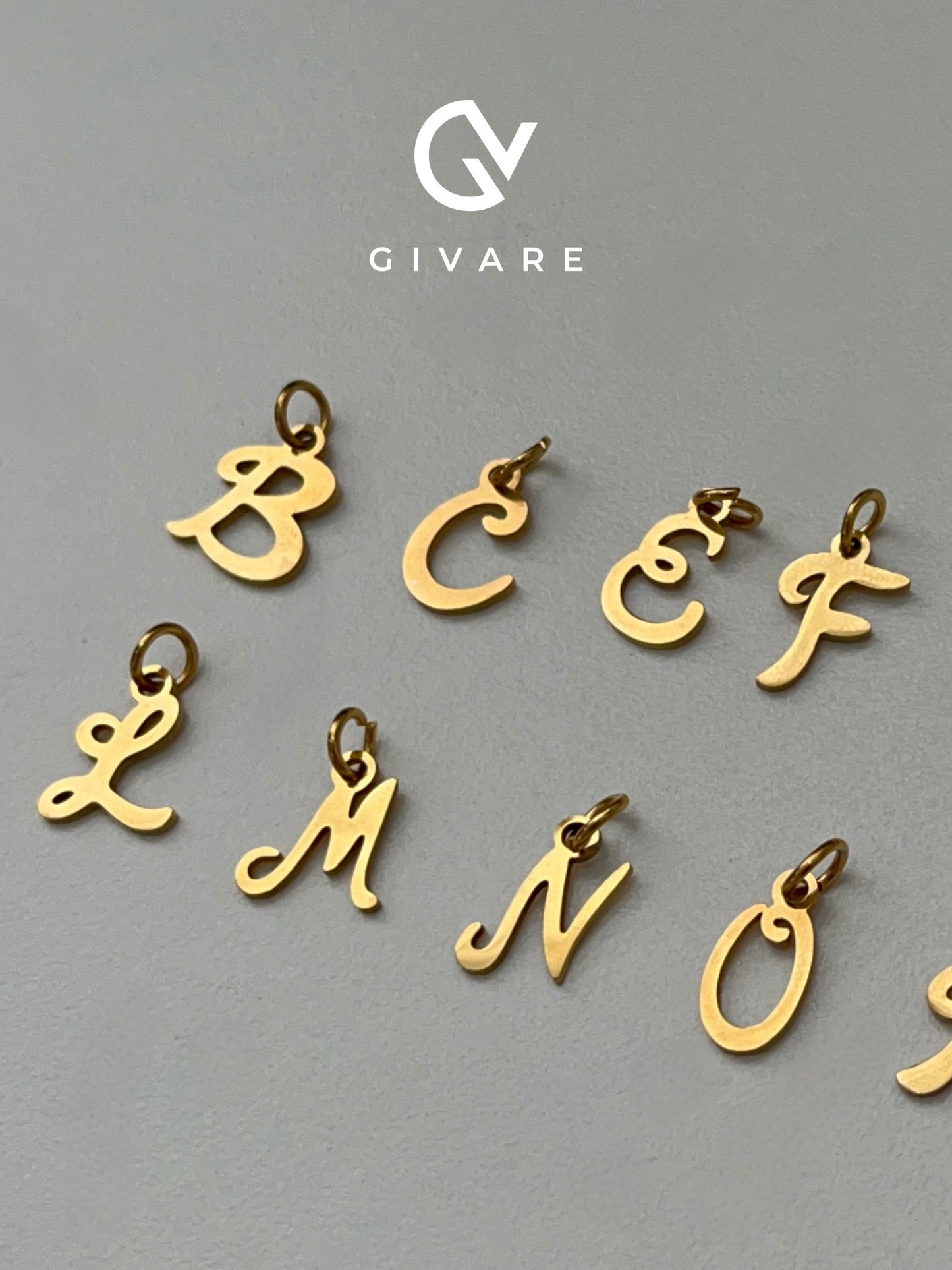 Cadena con inicial y Perlas de Río