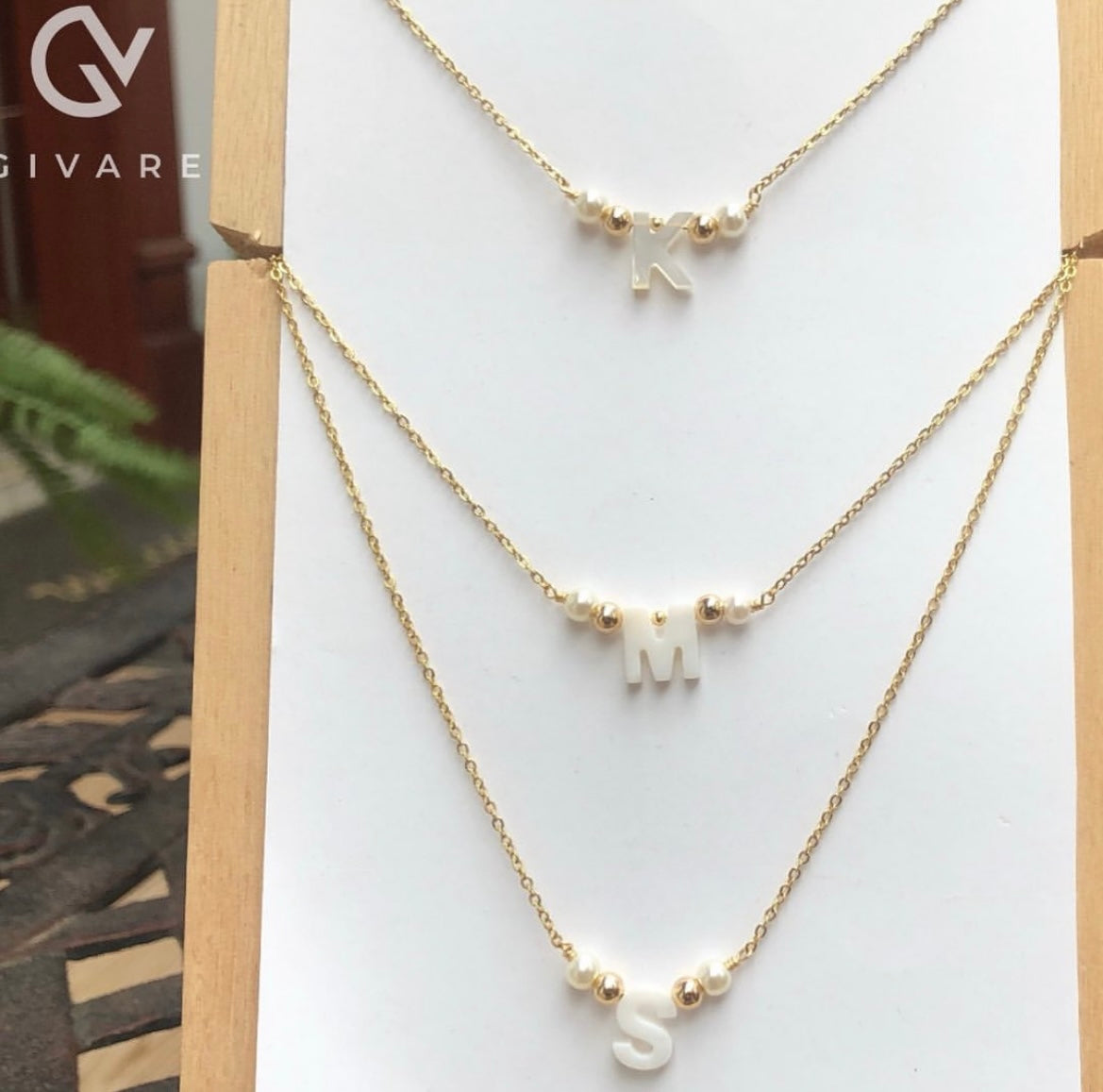 Cadena con inicial de nácar