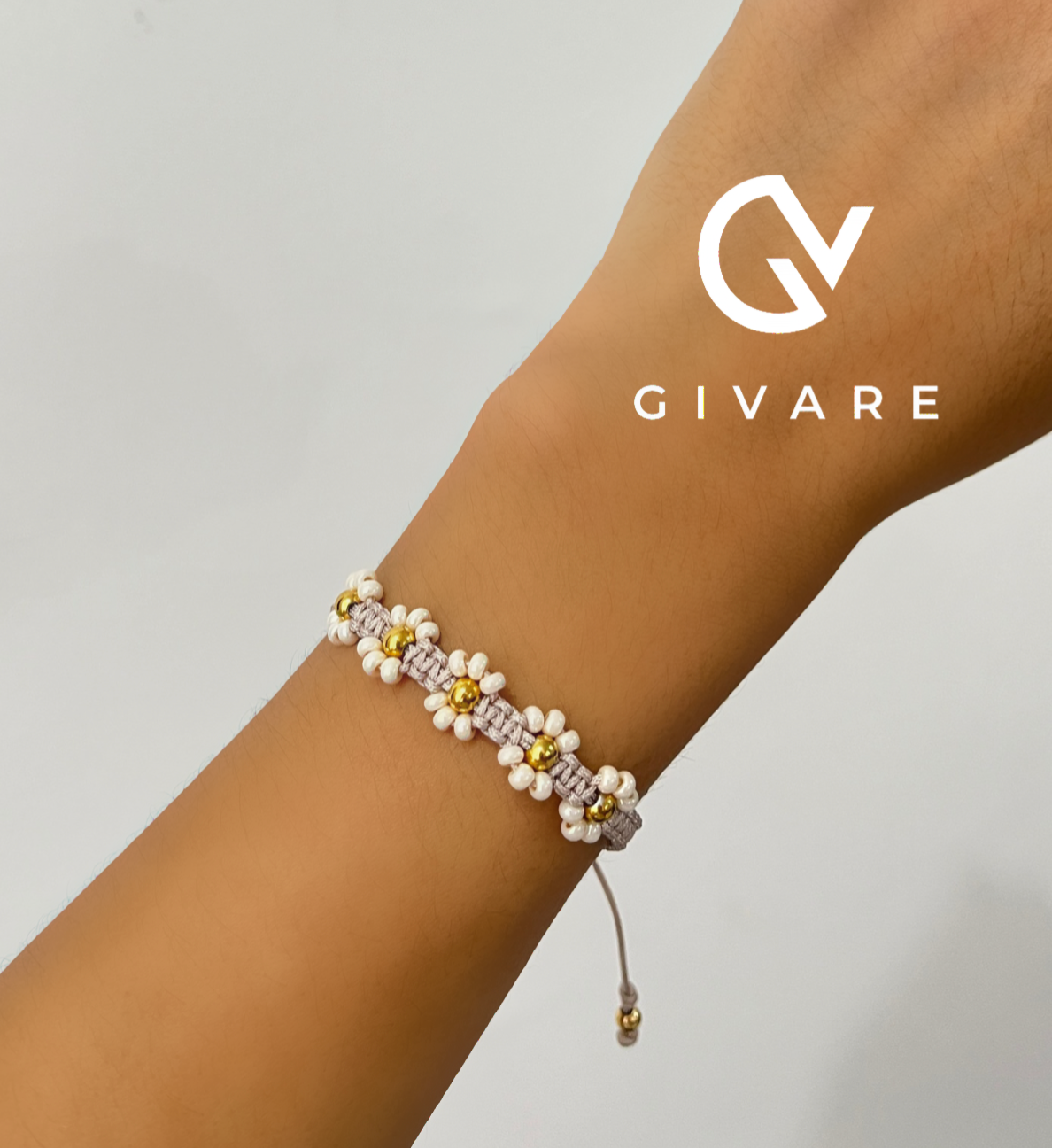 Pulsera de hilo con flores de mostacillas