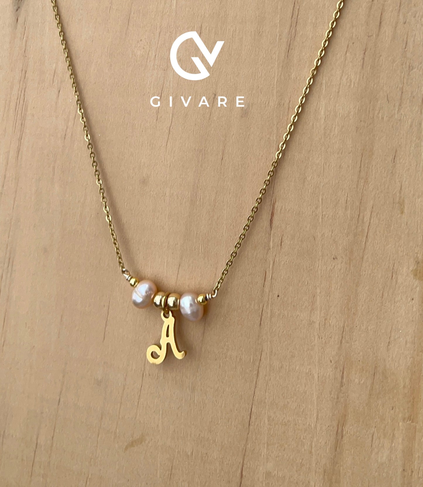 Cadena con inicial y Perlas de Río