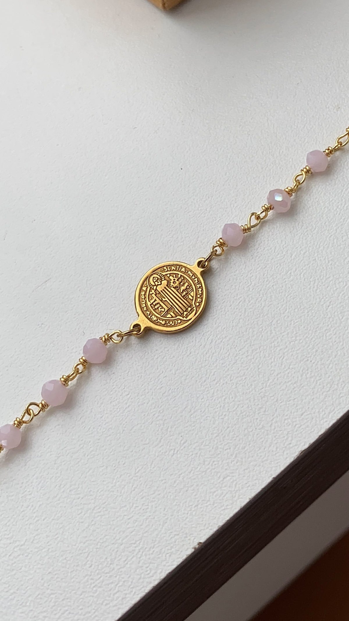 Pulsera entorchada con dije San Benito