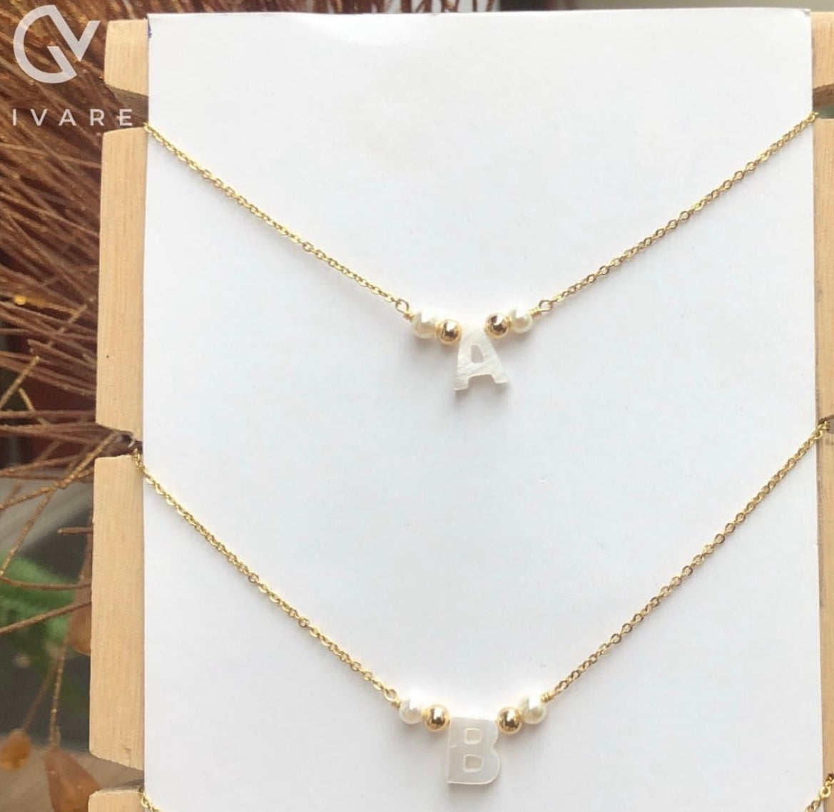 Cadena con inicial de nácar