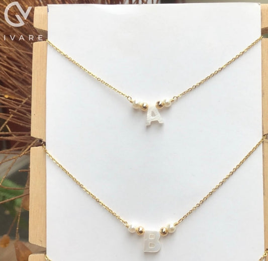 Cadena con inicial de nácar