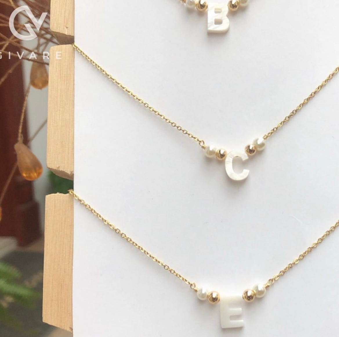 Cadena con inicial de nácar