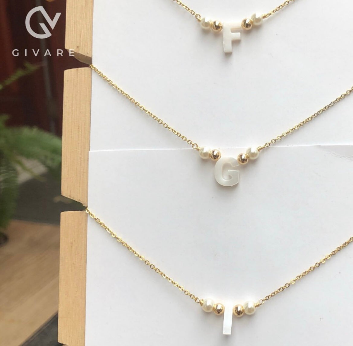 Cadena con inicial de nácar