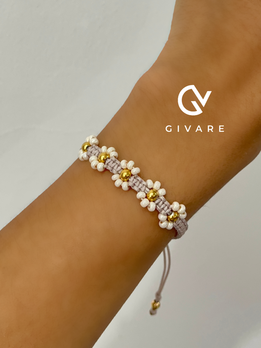 Pulsera de hilo con flores de mostacillas