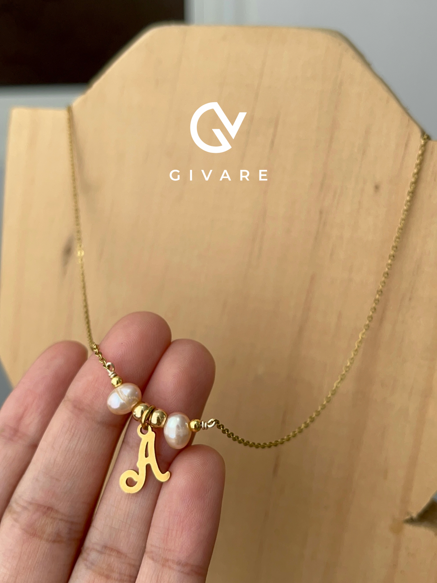 Cadena con inicial y Perlas de Río